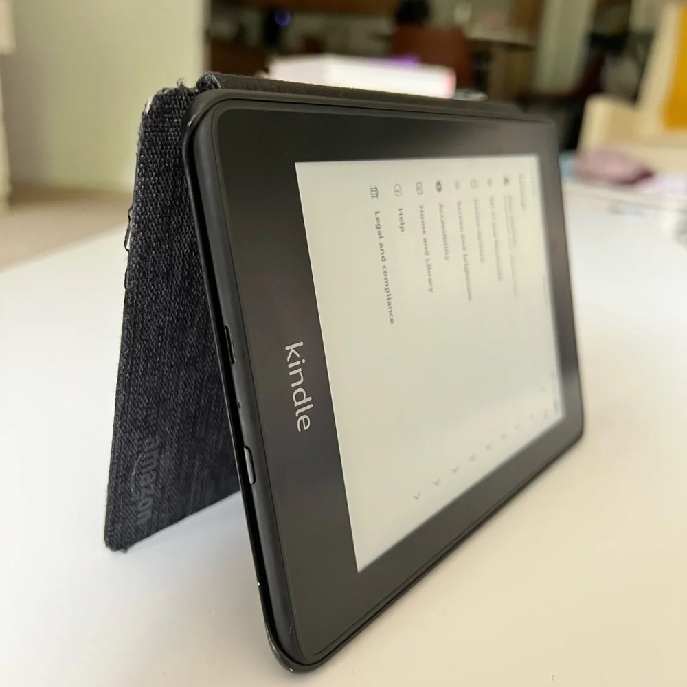 Kindle Paperwhite 10th Generation (+ case)